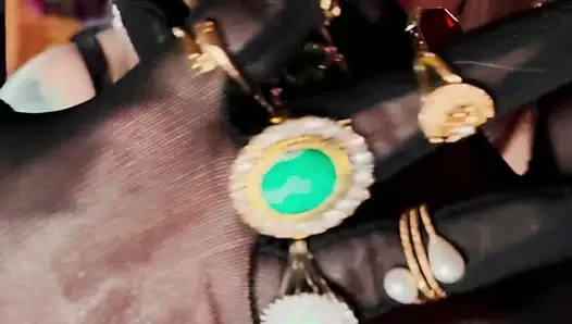 Nylon, britische reife tina snua raucht eine Zigarette In nylonellenbogenhandschuhen &schmuck - Raucherin OMI OME snap inhaliert beim driften