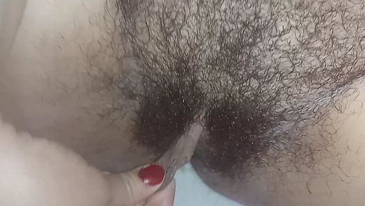 India amateur tía está frotando su peludo coño