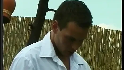 Azgın yarak emen adam çimlerde ateşli bir kaltağı sikerken götünü parçalıyor