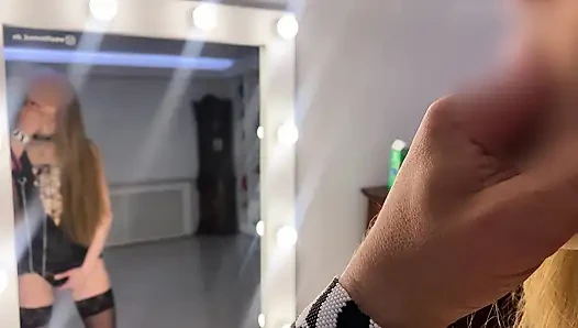 Господин ведет свою бдсм-шлюшку на поводке, прежде чем трахать ее фистингом