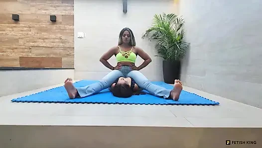 Göğüse oturma - güçlü bacaklar ve kaslar Lebian dövüş kızları
