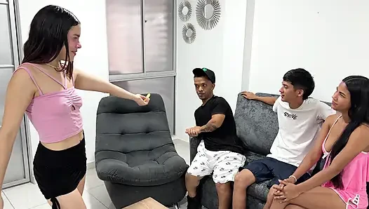 Permainan terangsang dengan teman-temanku tidak terkendali dan kami akhirnya mengalami foursome yang kuat. Anda tidak akan membayangkan seberapa kaya dia!