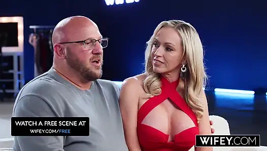 Istri seksi rambut pirang holly dientot habis-habisan sama kontol besar pria kulit hitam sambil direkam suami