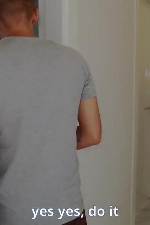 O marido assiste sua esposa sendo fodida por um corretor de imóveis por um desconto!