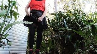 Sissy Ray im schwarzen Satin-Zimmermädchen-Outfit