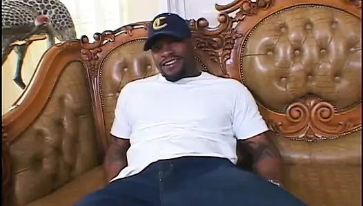 Büyük zenci adam ateşli beyaz sarışınlardan oluşan bir odayı sikiyor