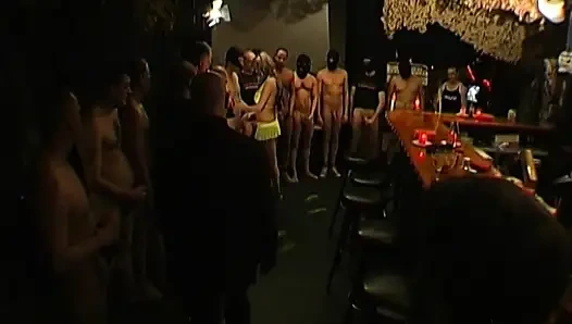 Ggg - Блондинке-крошке Устроили Гэнгбэнг Вживую На Сцене