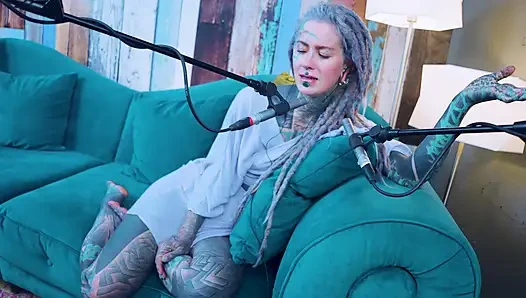 Ben hakkında konuşuyorum - izolasyon - asmr podcast sfw konuşuyor gotik sıska kız dreadlocks dövmeli model dövmeli kız