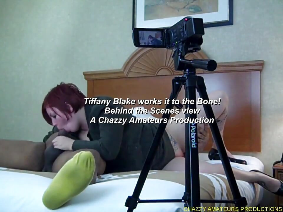 Tiffany Blake kerjakan batang hitam itu