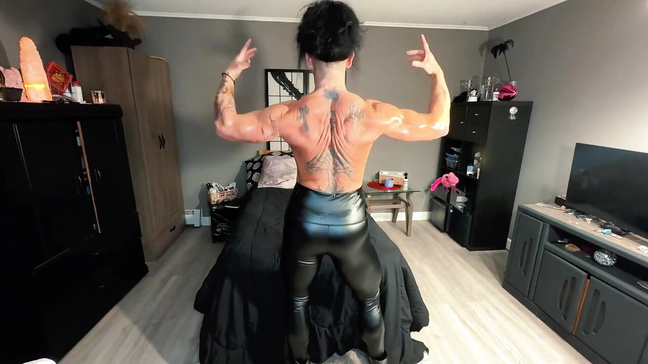 坎迪斯在她的皮褲裡命令你的負載