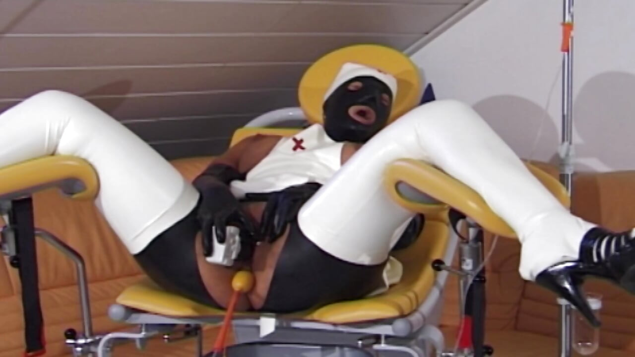 Немска курва, пристрастена към BDSM, вързана и изчукана в гъза