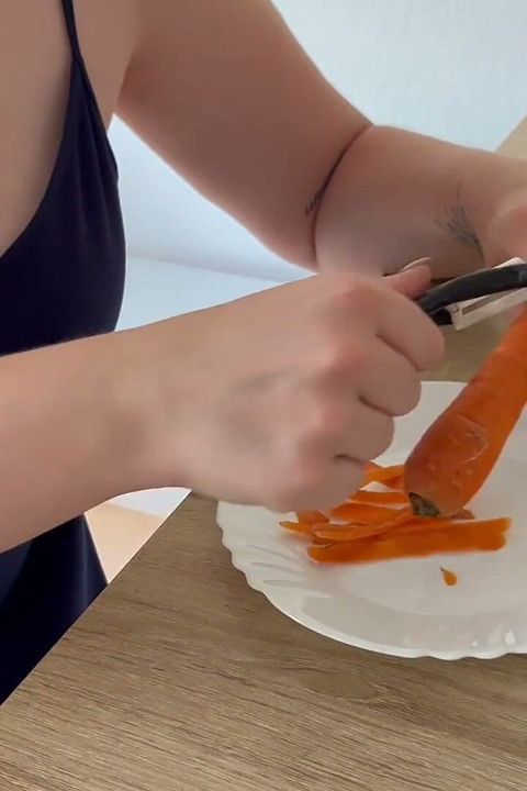 Food Porn: Peel a Carrot, Masturbate with It & Eat It