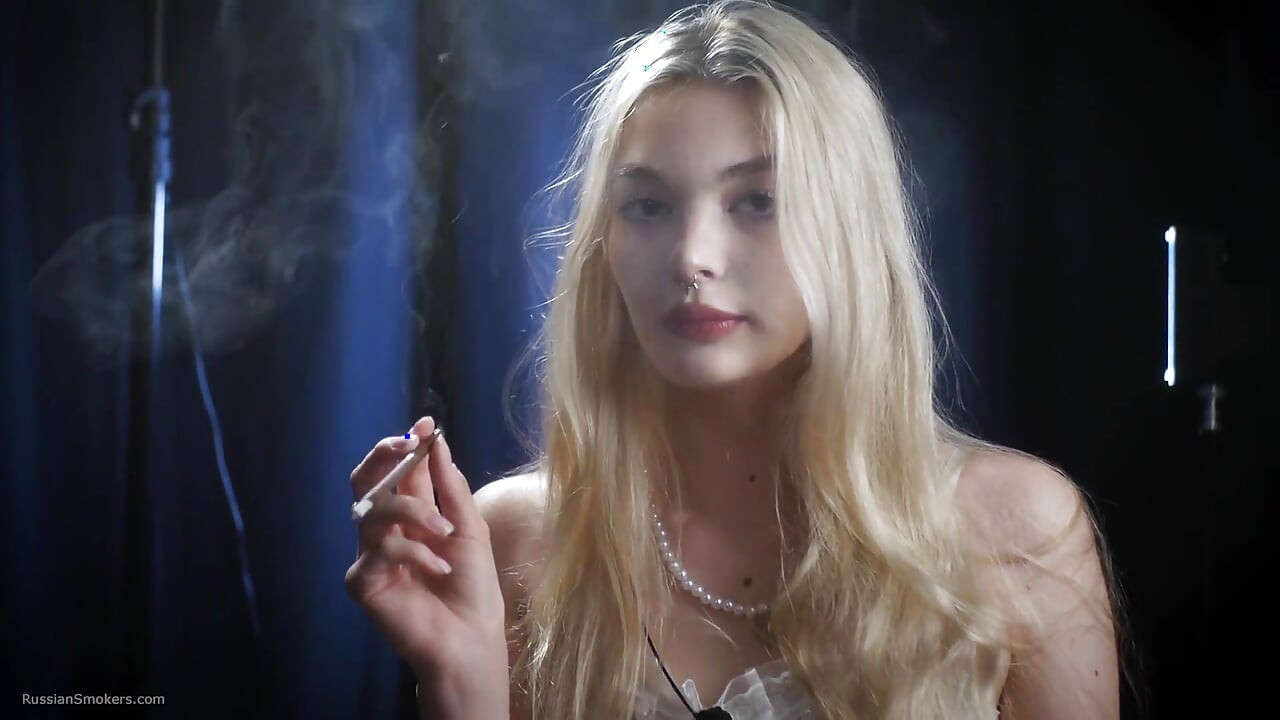 Blonde babe rookt alle witte sigaret
