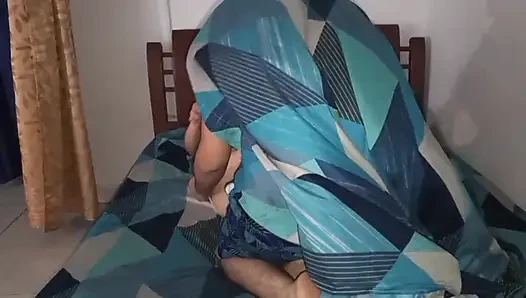 Indian mature woman fucks in her bombay house with her lover a Thai guy