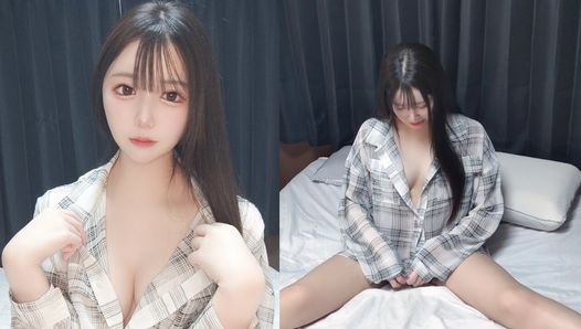 Uma linda garota japonesa com um tecido de penas sexy sobre seu belo corpo nu.