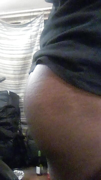 Cewek semok kulit hitam dengan pantat bahenol lagi asik dan ngangkang