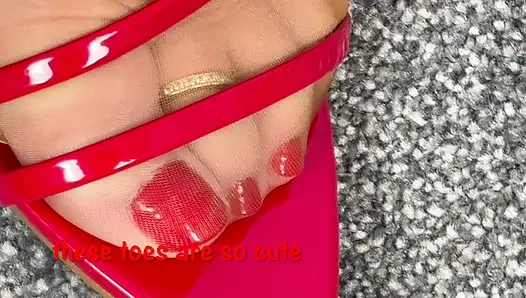 Bayan olgun ayaklar ve parlak taytları