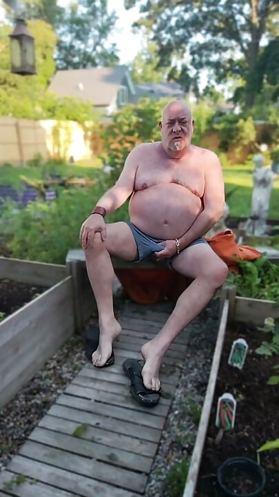 Bucurându-mă de curtea mea - goală!
