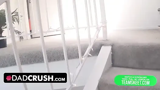 Dadcrush - memek berbulu cewek sange ini dientot habis-habisan sama kontol besar yang berdenyut