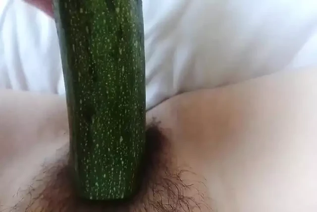Egyptian girl putting cucumber in hot pussy