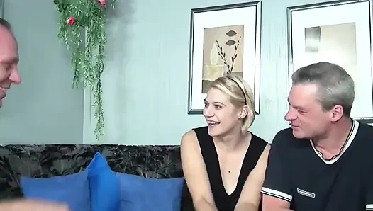 Blondes hottie weit gedehnt in schlampiger dreier-action