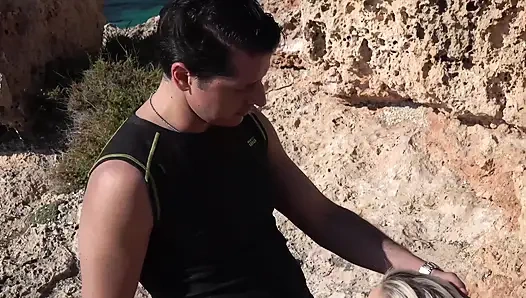 Genç sarışın için açık havada yoga seksi