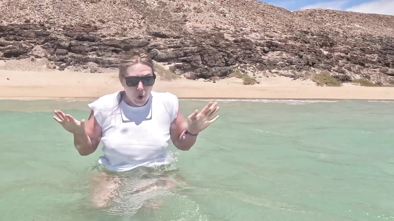 Wet White T-shirt Swimming Underwater