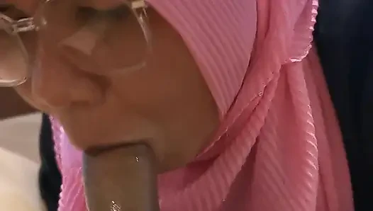 Üvey erkek kardeşim işe gitmeden önce bana bir şey getirdi.