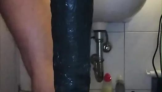Arkadaşımın evinde, iç çamaşırını çaldı ve orgazma ulaştı, Bathroom.mp4