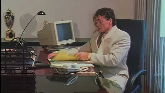 Белая Венера в офисе поглощает всё