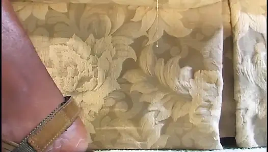 Tante girang kulit hitam lagi asik jilat kontol besar