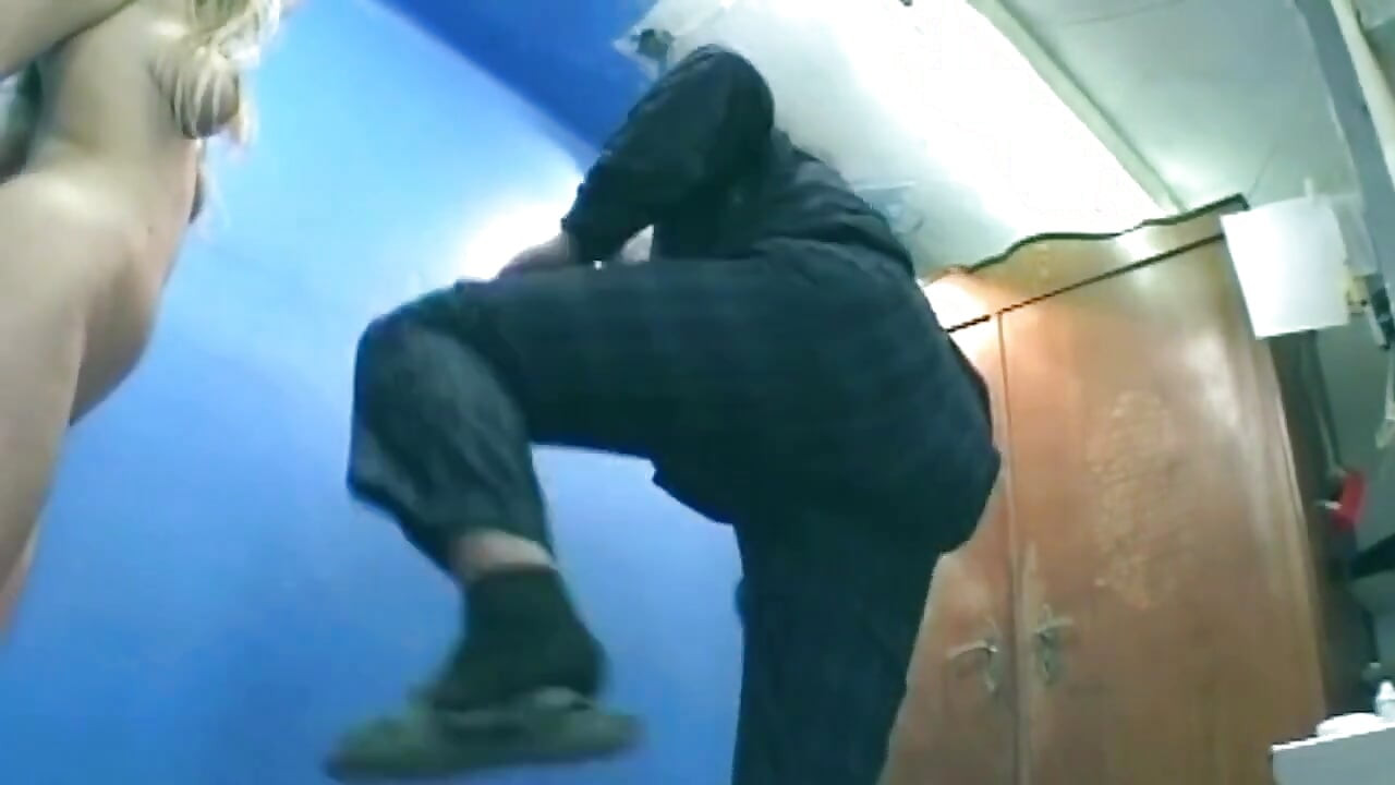 金发素人撒尿而被狠操