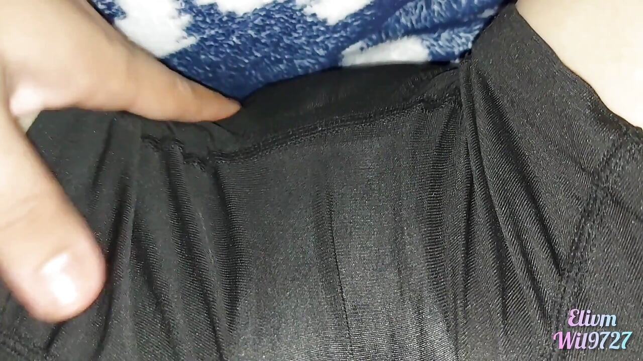 Jugando con mi coño con la hermanastra de mi vecino