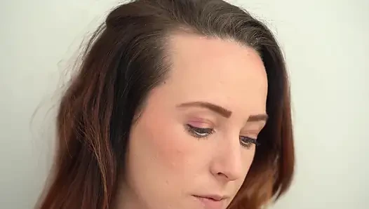 Si rambut merah bermata biru lagi asik merokok - close up