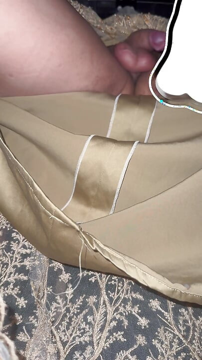 サテンのガウンを着た女装者