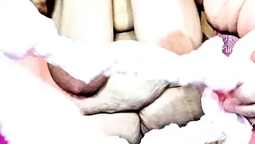 Cewek sange ini lagi asik jilat celana dalam di lantai!