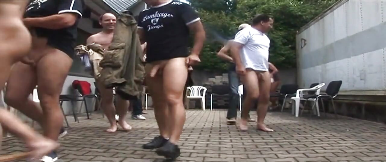 Morena madura estirada en un frenesí de gangbang descuidado