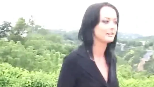 Melissa lauren ngentot di sofa dengan rambut hitamnya