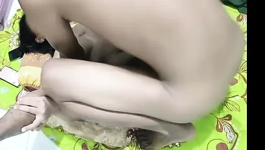 Пытается дозвониться до мужа прямо перед ней