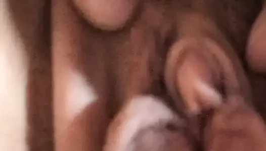 Sinsice doruğa sahip orta yaşlı seksi kadın amcık parmakla tek başına oynuyor