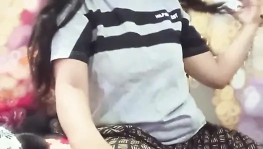 Indisches desi-dorf schöne freundin fickt zum ersten mal enge muschi fingert videos