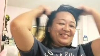 Mobile Fun 18 - Une Thaïlandaise mature regarde une branlette et montre ses seins devant la caméra