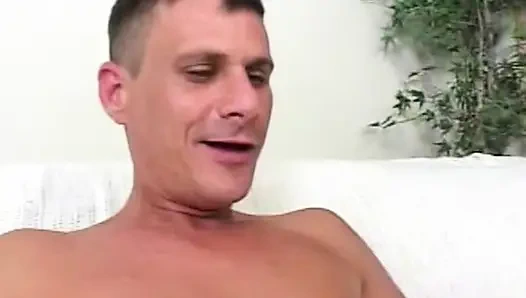 Heißer Handjob und Selbstbefriedigung auf dem Sofa