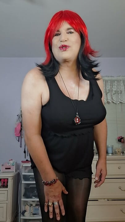 Vycházím ven v lesklých černých punčocháčích!