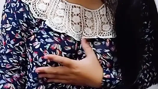 Genç kız dildo cihazıyla mücadele ediyor