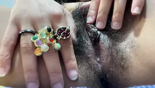 Close up: gadis cantik dengan memijat memek be basahnya - close up