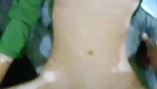 Bakirenin dar amına sert bir yarak sokuyor