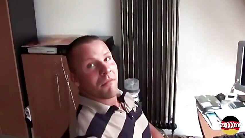 Zgodna nemačka riba sa opuštenim sisama jaše kurac na otvorenom