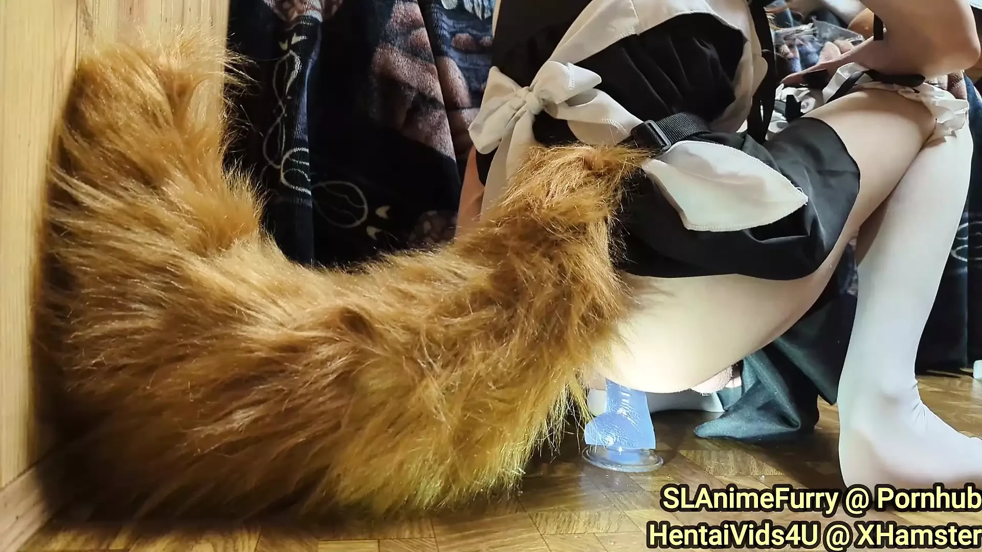 Crossdressing Dog Maid Ridning dildo med stor fluffig svans cosplay