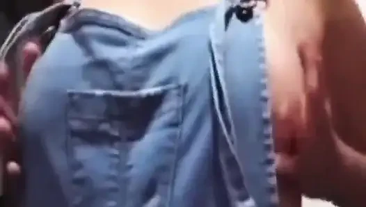 Wanita Kolombia masturbasi di kamar mandi rumah kerajaan